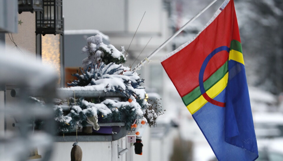 Samisk flagg på balkong på Oppsal i Oslo.