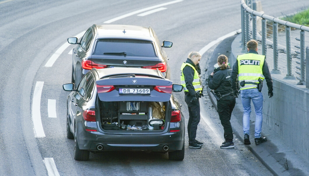 En person ble skutt i beinet av politiet på E18 ved Bygdølokket i Oslo tidlig onsdag. Mannen skal ha truet flere bilister med kniv. Politiet opplyser at mannen ikke er alvorlig skadet.