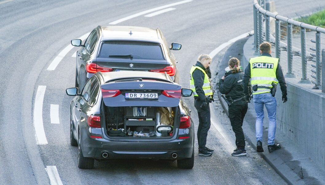En person ble skutt i beinet av politiet på E18 ved Bygdølokket i Oslo tidlig onsdag. Mannen skal ha truet flere bilister med kniv. Politiet opplyser at mannen ikke er alvorlig skadet. En person ble skutt i beinet av politiet på E18 ved Bygdølokket i Oslo tidlig onsdag. Mannen skal ha truet flere bilister med kniv. Politiet opplyser at mannen ikke er alvorlig skadet.