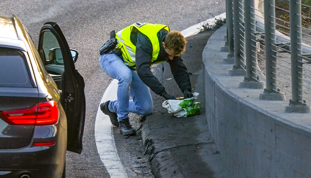En mann ble skutt av politiet på E-18 ved Bygdøy lokket i Oslo. Mannen skal ha truet flere bilister med kniv. Politiet opplyser at mannen ikke er alvorlig skadd. En mann ble skutt av politiet på E-18 ved Bygdøy lokket i Oslo. Mannen skal ha truet flere bilister med kniv. Politiet opplyser at mannen ikke er alvorlig skadd.