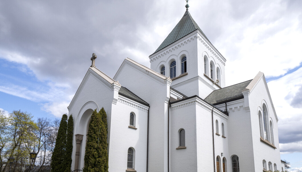 Kirkene i Oslo senker temperaturen til 15 grader for å spare penger. Folk må være forberedt på å beholde yttertøyet på både under bryllup og begravelser. Her Ullern kirke. Kirkene i Oslo senker temperaturen til 15 grader for å spare penger. Folk må være forberedt på å beholde yttertøyet på både under bryllup og begravelser. Her Ullern kirke.