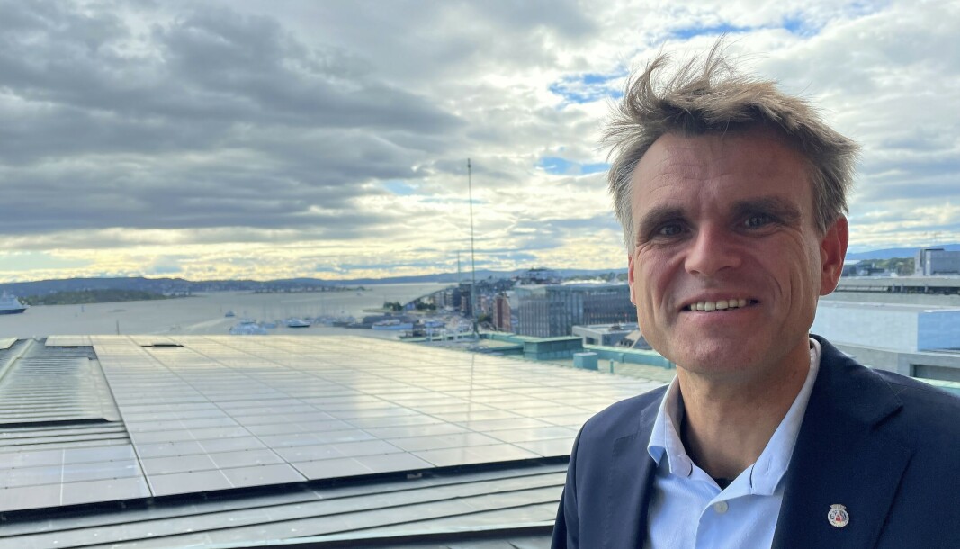 Finansbyåd Einar Wilhelmsen foran soltaket på Rådhuset. I dag leverer han et offensivt klimabudsjett, men frykter strømkostnadene. Finansbyåd Einar Wilhelmsen foran soltaket på Rådhuset. I dag leverer han et offensivt klimabudsjett, men frykter strømkostnadene.