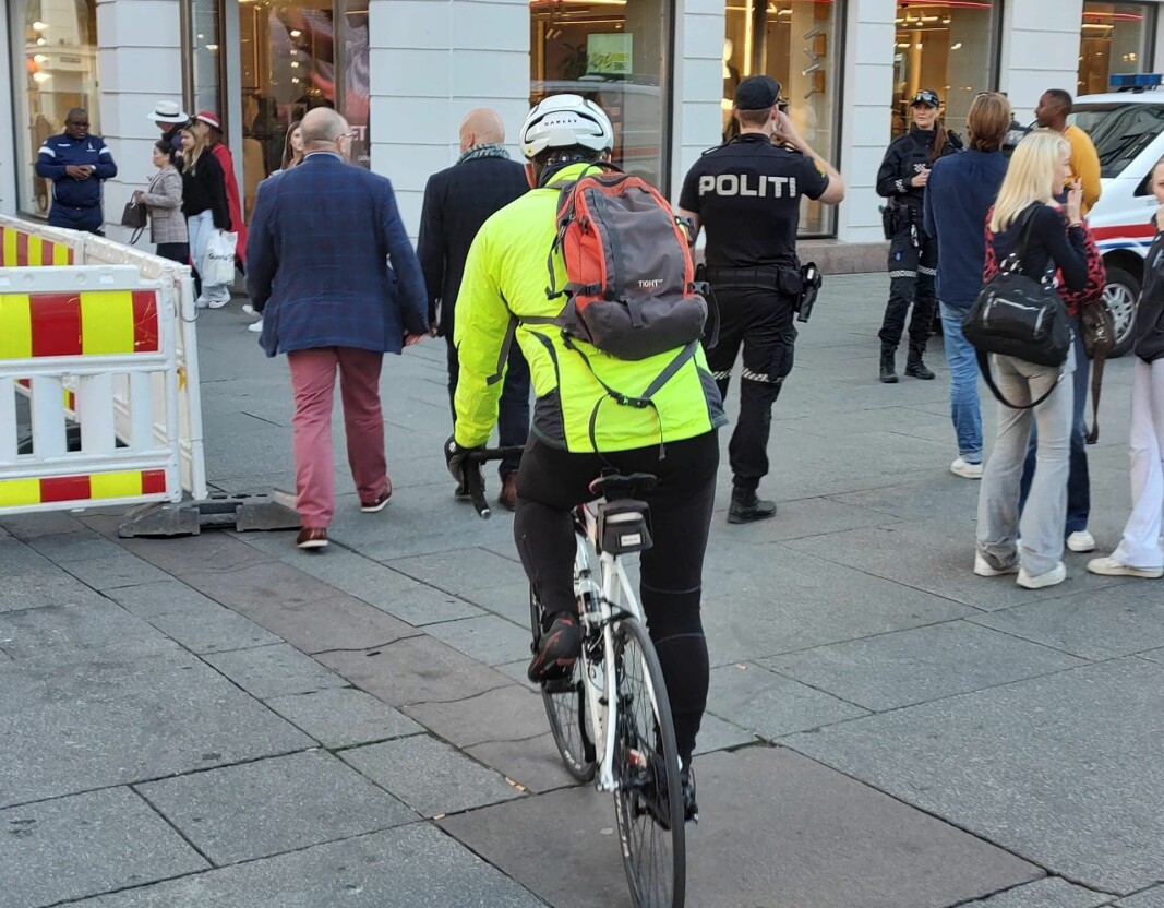 I gågata Karl Johan blandes syklister, elsparkesyklister og fotgjengere. Det er politiets oppgave å stanse råsykling, men det er fullt lovlig å sykle i gågaten..