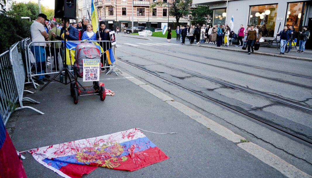 Demonstrasjon foran Russlands ambassade på Skillebekk i bydel Frogner i forbindelse med russisk mobilisering i krigføringen i Ukraina. Foto: Heiko Junge / NTB Credit: NTB