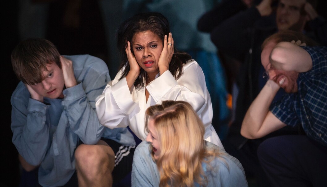 Sopranen Nicole Heaston (midten øverst) under en øvelse før urpremieren på «The Listeners» 24. september i Operaen. Foto: Erik Berg Sopranen Nicole Heaston (midten øverst) under en øvelse før urpremieren på «The Listeners» 24. september i Operaen. Foto: Erik Berg