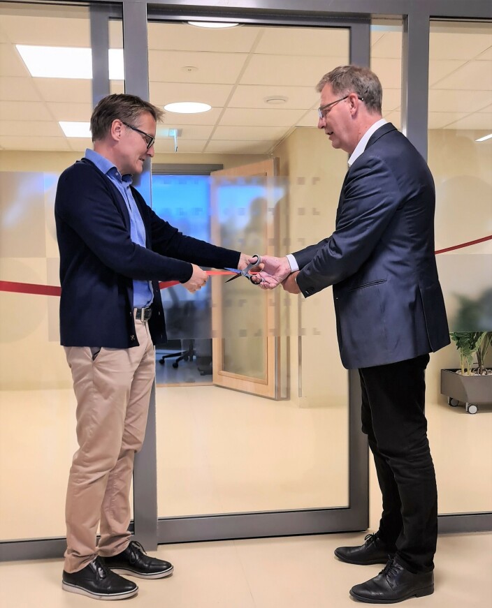 Helsebyråd Robert Steen klippet den røde snoren og åpnet tannklinikken i bydel Alna. Her med avdelingsdirektør for tannhelsetjenesten, Per Christian Prøsch. Helsebyråd Robert Steen klippet den røde snoren og åpnet tannklinikken i bydel Alna. Her med avdelingsdirektør for tannhelsetjenesten, Per Christian Prøsch.
