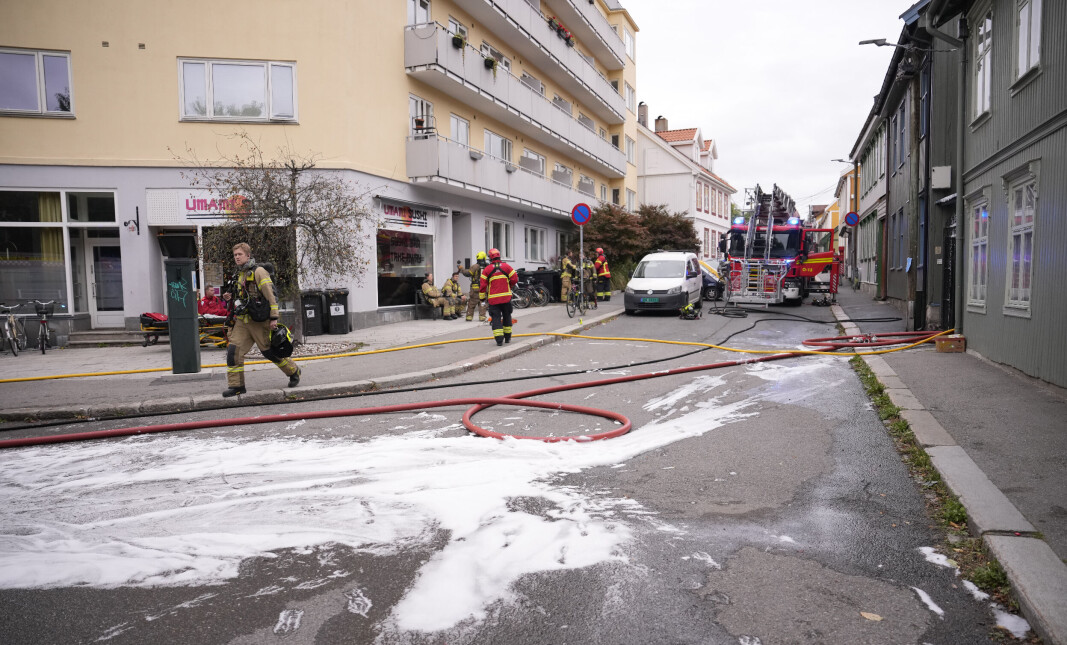 Brannvesenet på plass under en brann i vernet trehus på Rodeløkka. Brannvesenet på plass under en brann i vernet trehus på Rodeløkka.