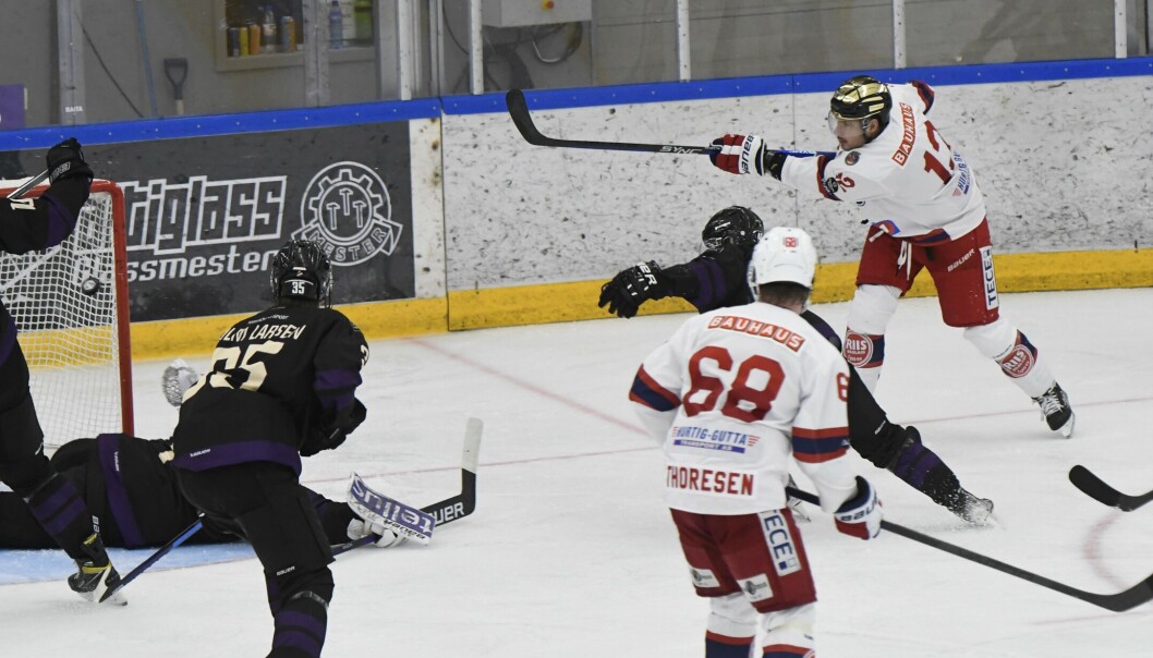 Amerikaneren Mark Auk (t.h.) har vært en kjempesignering for Vålerenga. Her klarer han dog ikke å overliste Grüner-keeper Linden Marshall. Amerikaneren Mark Auk (t.h.) har vært en kjempesignering for Vålerenga. Her klarer han dog ikke å overliste Grüner-keeper Linden Marshall.