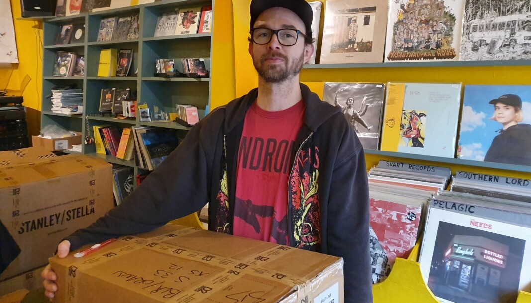 Pål-Hallstein Ous (38) kommer innom Tiger når han har tid, for å hjelpe til med å flytte vinyler. — Det koster meg ingenting å bare stikke innom etter jobben, sier han. Pål-Hallstein Ous (38) kommer innom Tiger når han har tid, for å hjelpe til med å flytte vinyler. — Det koster meg ingenting å bare stikke innom etter jobben, sier han.