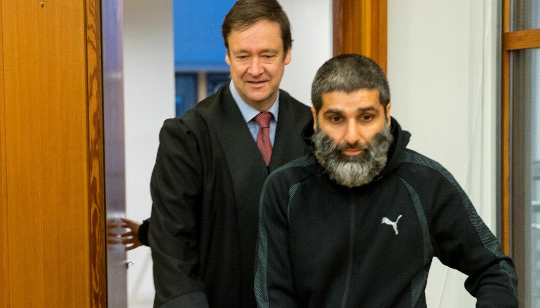 Arfan Bhatti med sin tidligere advokat John Christian Elden under et rettsmøte i 2018.