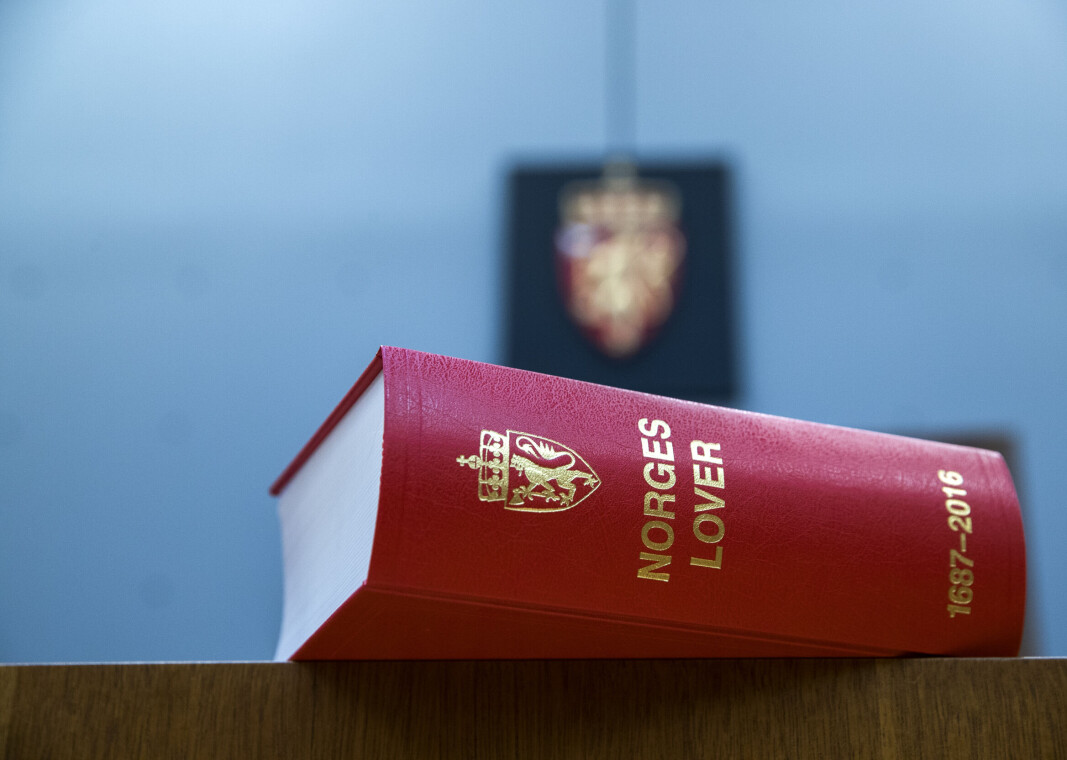 Voldtekten ble ikke gjennomført fordi kona våknet og begynte å skrike, slik at ektemannen kom henne til unnsetning, står det i tiltalen. Voldtekten ble ikke gjennomført fordi kona våknet og begynte å skrike, slik at ektemannen kom henne til unnsetning, står det i tiltalen.