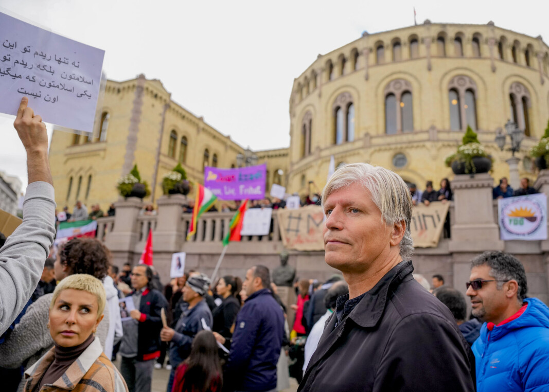Stortingsrepresentant for Oslo Venstre, Ola Elvestuen, demonstrerte mot iransk moralpoliti og Iran etter dødsfallet til Mahsa Amini. Stortingsrepresentant for Oslo Venstre, Ola Elvestuen, demonstrerte mot iransk moralpoliti og Iran etter dødsfallet til Mahsa Amini.