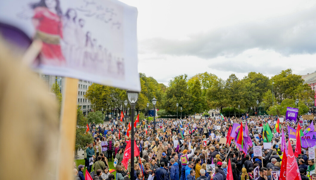 Mye folk under demonstrasjonen mot Iran etter at 22 år gamle Mahsa Amini døde i iransk moralpolitis varetekt. 22-åringen skal ha båret hijaben feil. Mye folk under demonstrasjonen mot Iran etter at 22 år gamle Mahsa Amini døde i iransk moralpolitis varetekt. 22-åringen skal ha båret hijaben feil.
