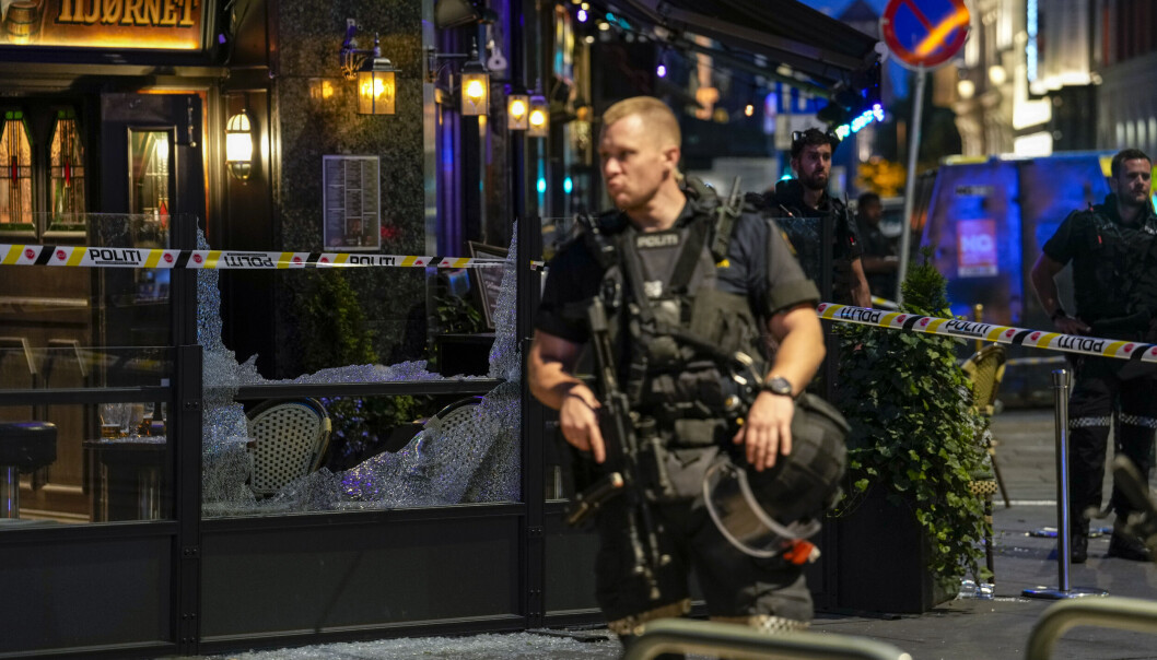 To menn pågrepet for medvirkning til masseskytingen i Rosenkrantz gate: – Den ene mannen er i 40-årene og har somalisk statsborgerskap. Den andre mannen er i 30-årene og er norsk statsborger, opplyser politiet To menn pågrepet for medvirkning til masseskytingen i Rosenkrantz gate: – Den ene mannen er i 40-årene og har somalisk statsborgerskap. Den andre mannen er i 30-årene og er norsk statsborger, opplyser politiet
