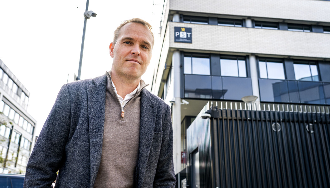Martin Bernsen i PST, Politiets sikkerhetstjeneste, sier de vurderer fortløpende om trusselnivået skal settes ned. Martin Bernsen i PST, Politiets sikkerhetstjeneste, sier de vurderer fortløpende om trusselnivået skal settes ned.