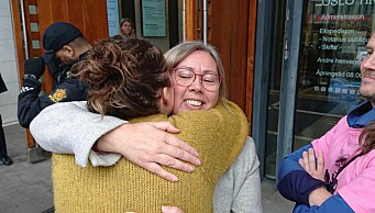 Klimaaktivister aksjonerer utenfor Oslo tingrett. Aktor mener Kjersti (52) bør få fengselsstraff