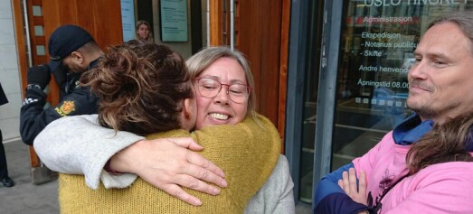Klimaaktivister aksjonerer utenfor Oslo tingrett. Aktor mener Kjersti (52) bør få fengselsstraff