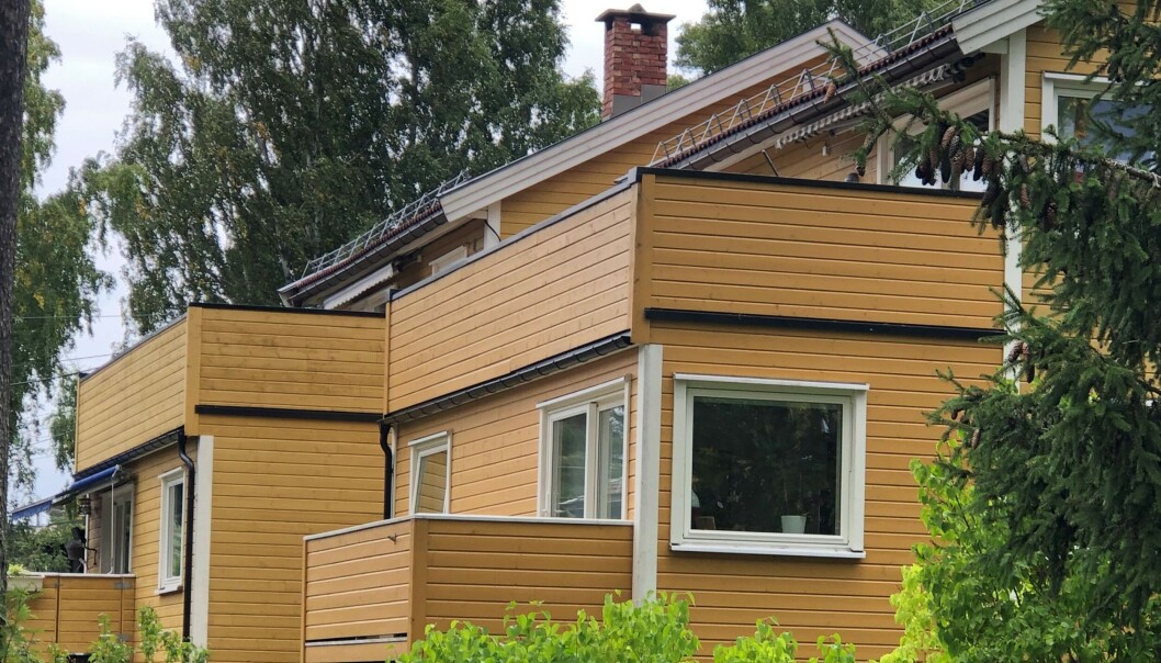 To av dem som har bygget på i første etasje, med balkong for de som bor i andre etasje. To av dem som har bygget på i første etasje, med balkong for de som bor i andre etasje.