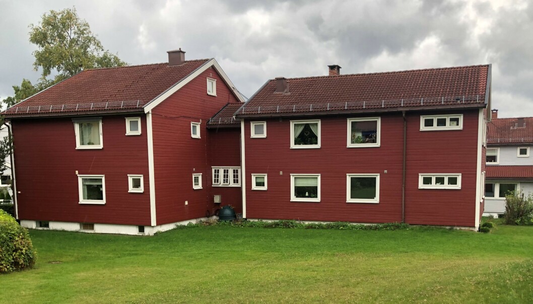 Noen av boligene er utvidet i èn retning, andre i en annen retning. Ulike høyder på husene er det også. Noen av boligene er utvidet i èn retning, andre i en annen retning. Ulike høyder på husene er det også.