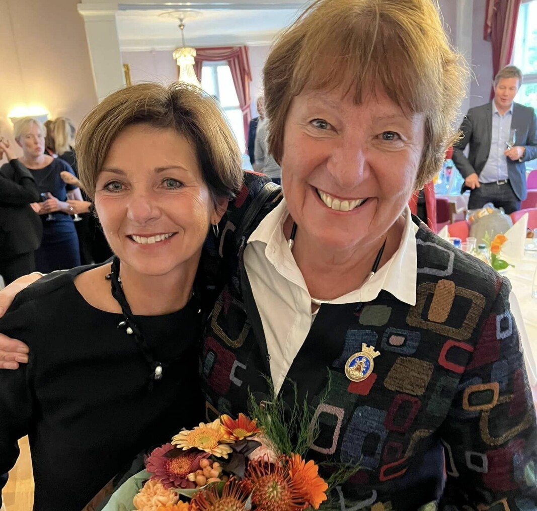 Anne Lise Kristiansen ble takket av med blomster fra ordfører Marianne Borgen (SV). Anne Lise Kristiansen ble takket av med blomster fra ordfører Marianne Borgen (SV).