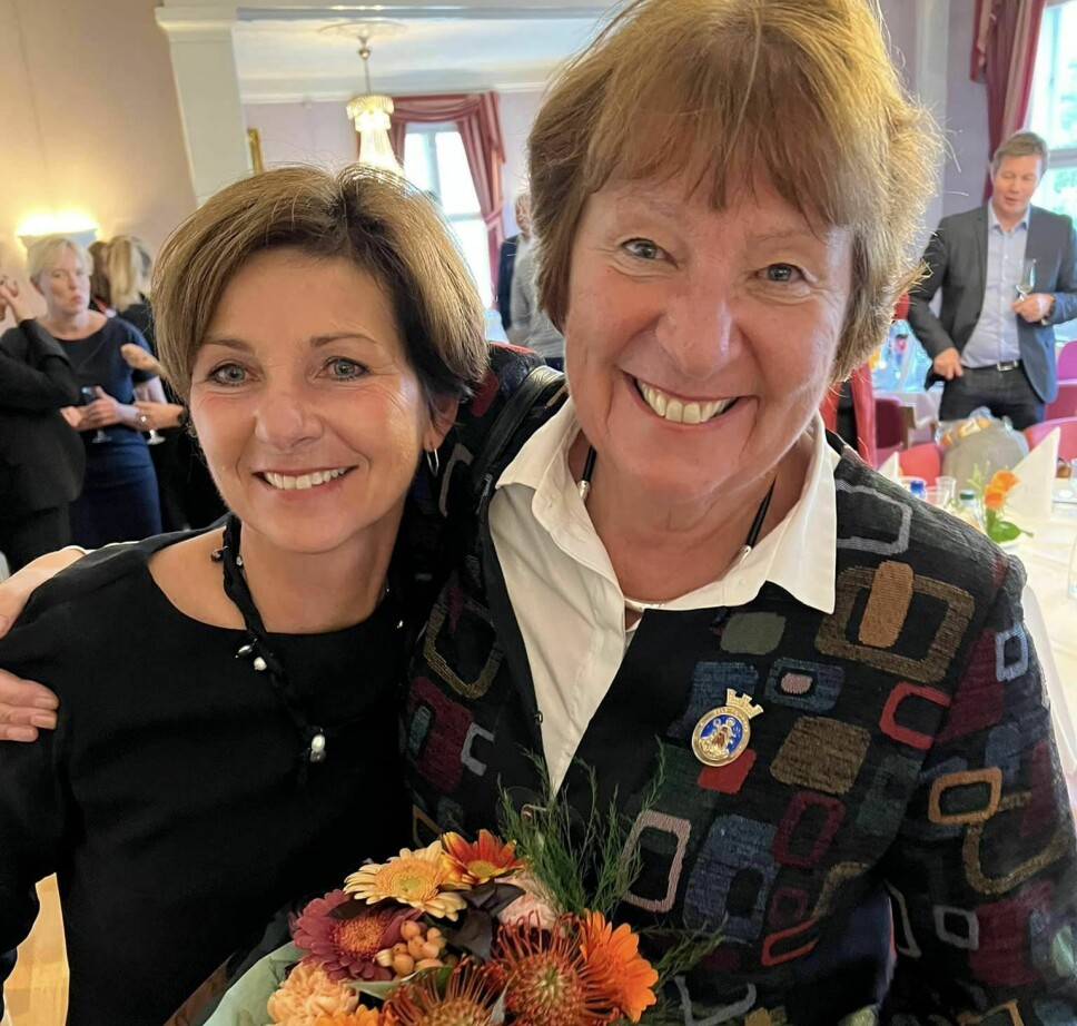 Anne Lise Kristiansen ble takket av med blomster fra ordfører Marianne Borgen (SV).