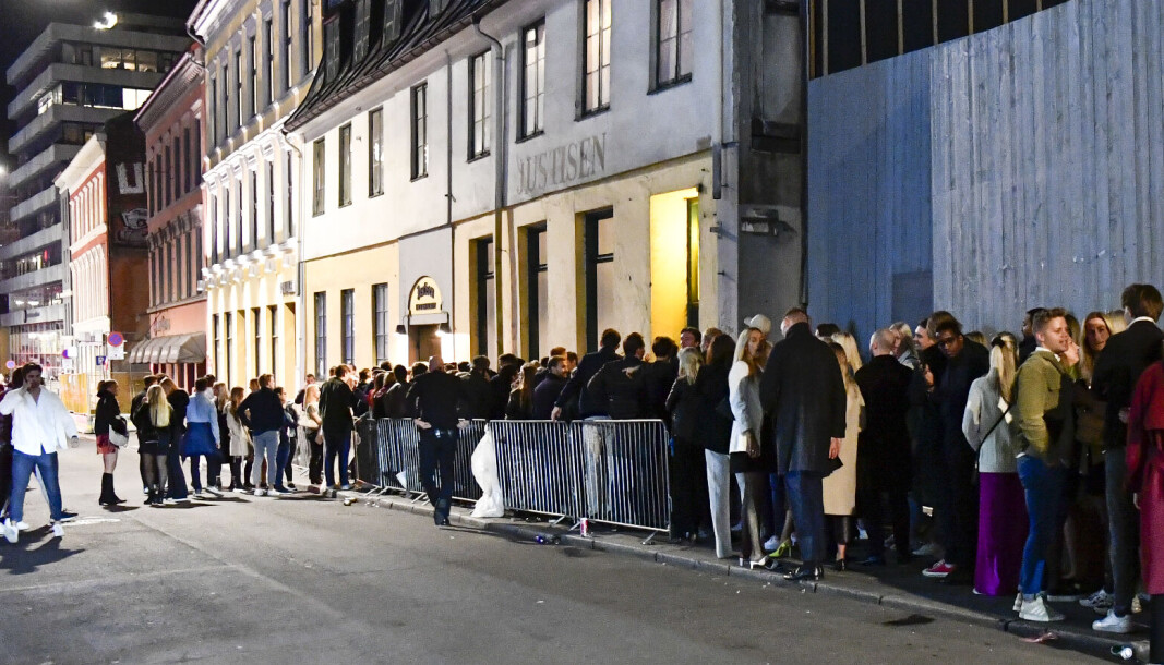 Kø ved utestedet Justisen etter gjenåpningen etter korona 25. september. Kø ved utestedet Justisen etter gjenåpningen etter korona 25. september.