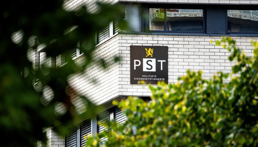 Politiets sikkerhetstjeneste (PST) justerer ned terrortrusselnivået til nivå 3 moderat. Politiets sikkerhetstjeneste (PST) justerer ned terrortrusselnivået til nivå 3 moderat.