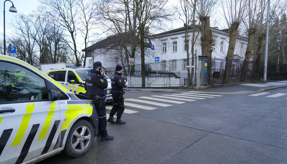 Filmprodusenten (53) forteller at han rett etter å ha sendt avgårde spyttklysa mot porten ble stanset av uniformert, norsk politi på vakt utenfor den russiske ambassaden.