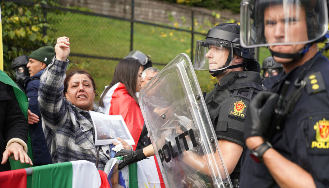 Flere demonstranter forsøkte å ta seg inn i den iranske ambassaden. To personer er lettere skadd. Flere demonstranter forsøkte å ta seg inn i den iranske ambassaden. To personer er lettere skadd.