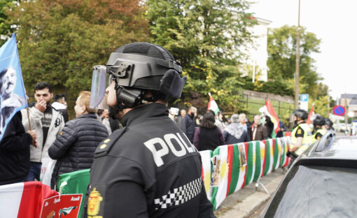 Politiet har anholdt rundt 90 personer ved Irans ambassade