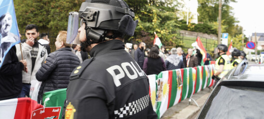 Politiet har anholdt rundt 90 personer ved Irans ambassade