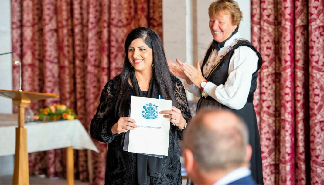 Daglig leder Nasreen Begum i Bydelsmødre fikk i 2021 Oslos høyeste utmerkelse - St. Hallvard-medaljen. Til høyre ordfører Marianne Borgen (SV).