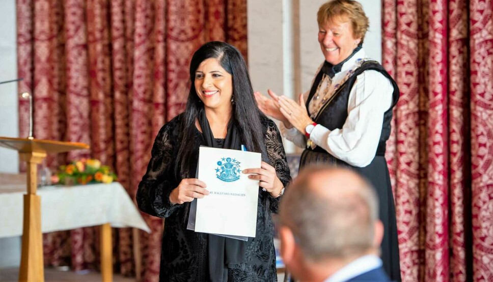 Daglig leder Nasreen Begum i Bydelsmødre fikk i 2021 Oslos høyeste utmerkelse - St. Hallvard-medaljen. Til høyre ordfører Marianne Borgen (SV).