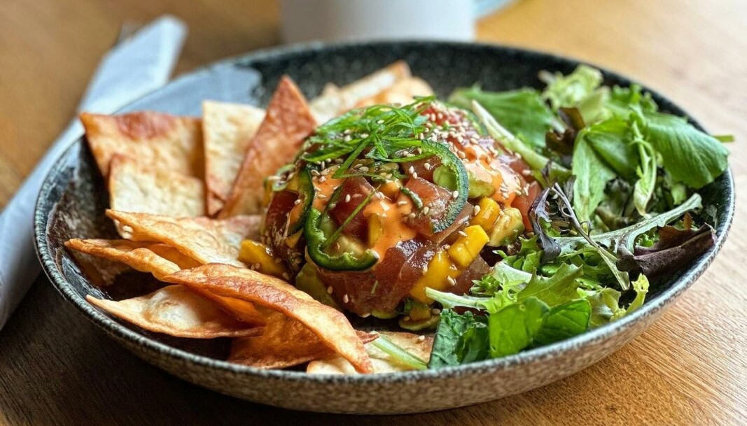 Foreløpig siste lunsjmeny på Galgen, som stenger søndag 2. oktober som følge av høye strømpriser, pandemi og stive priser på råvarer: Tuna Ahi Tostada, tunfisk marinert i pokesaus med mango, avokado, tortilla chips og salat. Foreløpig siste lunsjmeny på Galgen, som stenger søndag 2. oktober som følge av høye strømpriser, pandemi og stive priser på råvarer: Tuna Ahi Tostada, tunfisk marinert i pokesaus med mango, avokado, tortilla chips og salat.