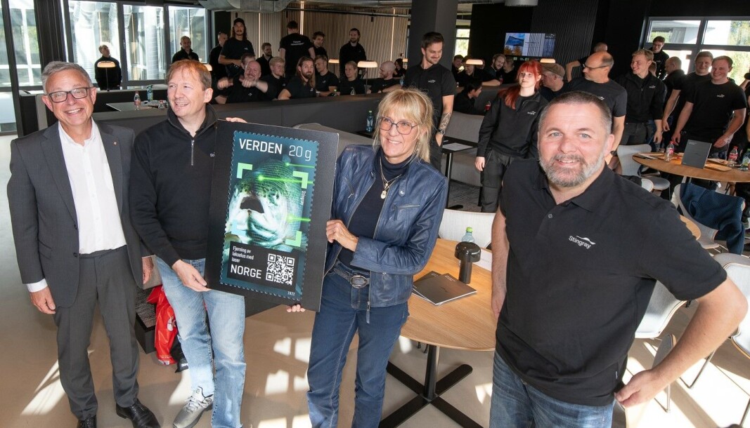 Stor dag for Stingray på Kalbakken med egenutviklet luselaser og Postens nye frimerke som ble lansert lørdag 31.september. F.v. Halvor Fasting, frimerkedirektør i Posten, John Arne Breivik, CEO i Stingray, konst. dir. Christina I.M. Abildgaard fra Forskningsrådet, og grunnlegger Esben Beck. Stor dag for Stingray på Kalbakken med egenutviklet luselaser og Postens nye frimerke som ble lansert lørdag 31.september. F.v. Halvor Fasting, frimerkedirektør i Posten, John Arne Breivik, CEO i Stingray, konst. dir. Christina I.M. Abildgaard fra Forskningsrådet, og grunnlegger Esben Beck.