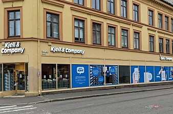 Kjell & Company har satt opp skilt og foliert vinduene i Markveien på Grünerløkka. — Spesielt folieringen er grusom, sier nabo Susanne