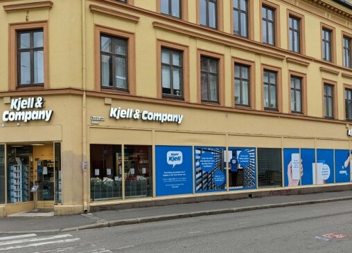 Kjell & Company har satt opp skilt og foliert vinduene i Markveien på Grünerløkka. — Spesielt folieringen er grusom, sier nabo Susanne Nordbakke