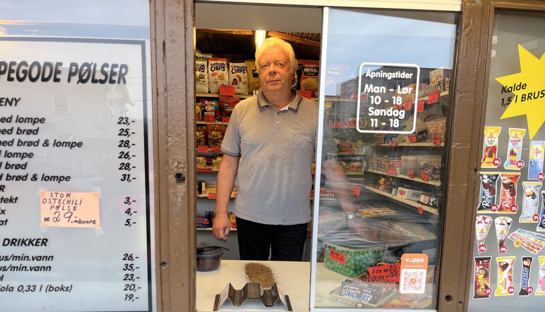 Selv om Arvid Teigen har blitt pensjonist, er han i blant fortsatt å se bak luka hos Billigkiosken på Årvoll. Selv om Arvid Teigen har blitt pensjonist, er han i blant fortsatt å se bak luka hos Billigkiosken på Årvoll.