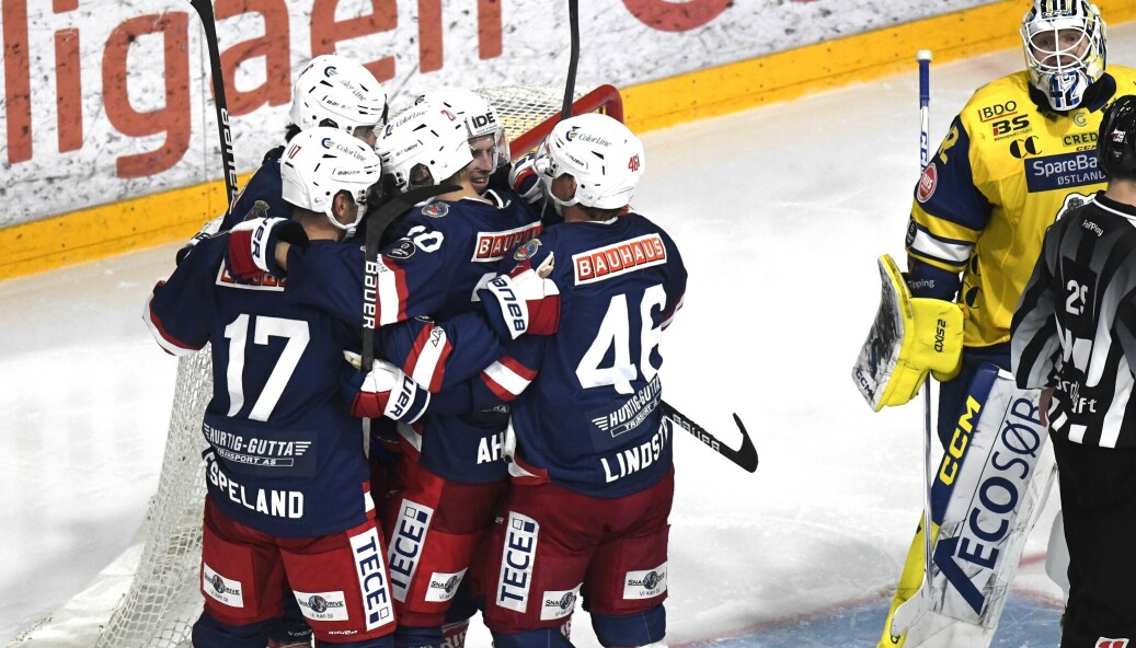 Vålerenga-spillerne kunne til slutt juble for seier i hatoppgjøret mot Storhamar. Vålerenga-spillerne kunne til slutt juble for seier i hatoppgjøret mot Storhamar.
