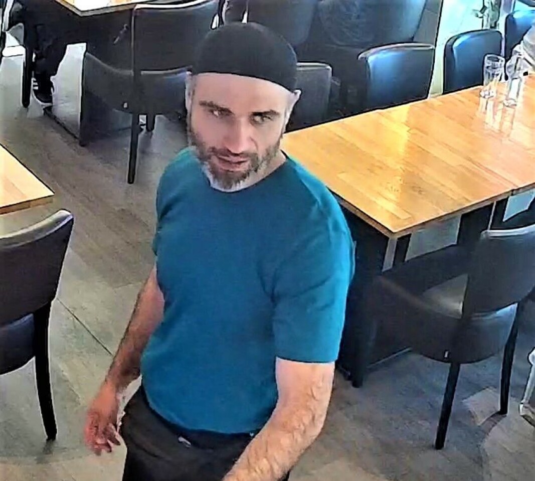 Zaniar Matapour fanget av et overvåkingskamera på et spisested i Oslo før han drepte to menn og skadet over 20 personer utenfor Per på hjørnet og London pub. Zaniar Matapour fanget av et overvåkingskamera på et spisested i Oslo før han drepte to menn og skadet over 20 personer utenfor Per på hjørnet og London pub.