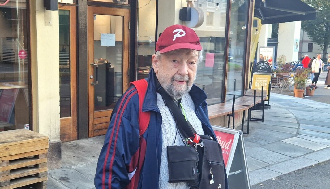 Robert Chadis (86) er kritisk til hvordan sameiet han bor i ved Bislett hånderte prosessen med å få Starbucks som leietaker i lokalene bak ham på bildet.