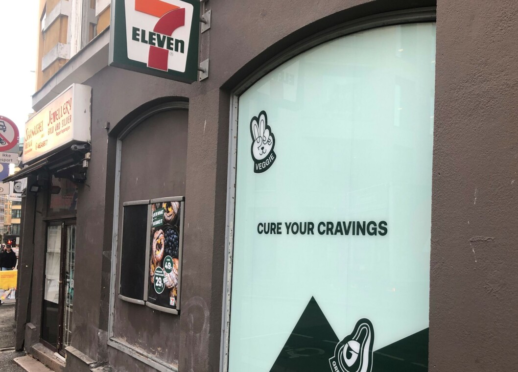 7-Eleven med heldekkende folie i sitt butikklokale ved Youngstorget, 7-Eleven med heldekkende folie i sitt butikklokale ved Youngstorget,