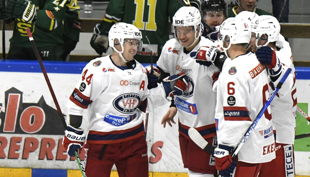 MIka Partanen (i midten) gratuleres av lagkamerater etter torsdagens andre scoring. MIka Partanen (i midten) gratuleres av lagkamerater etter torsdagens andre scoring.
