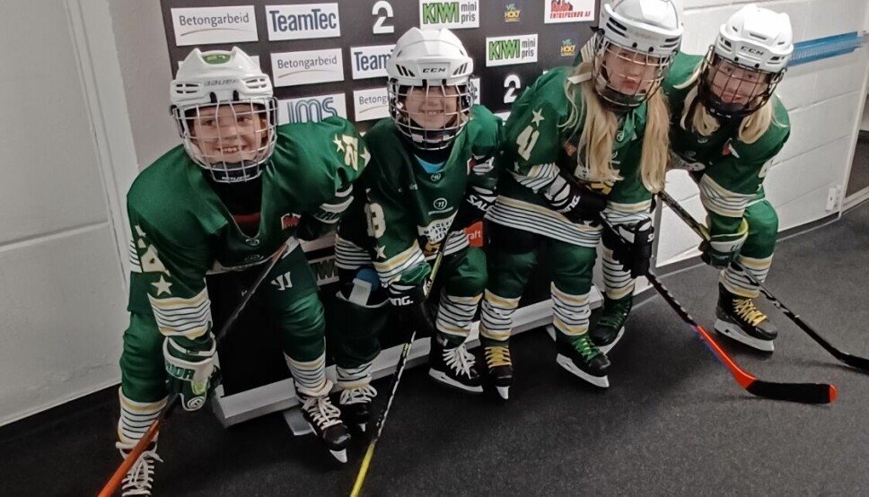 Hockeymamma Cathrine Kråkenes mener jenter må kjempe litt ekstra for å få en plass i norsk ishockey. Her er deler av Manglerud Stars JU11-lag.