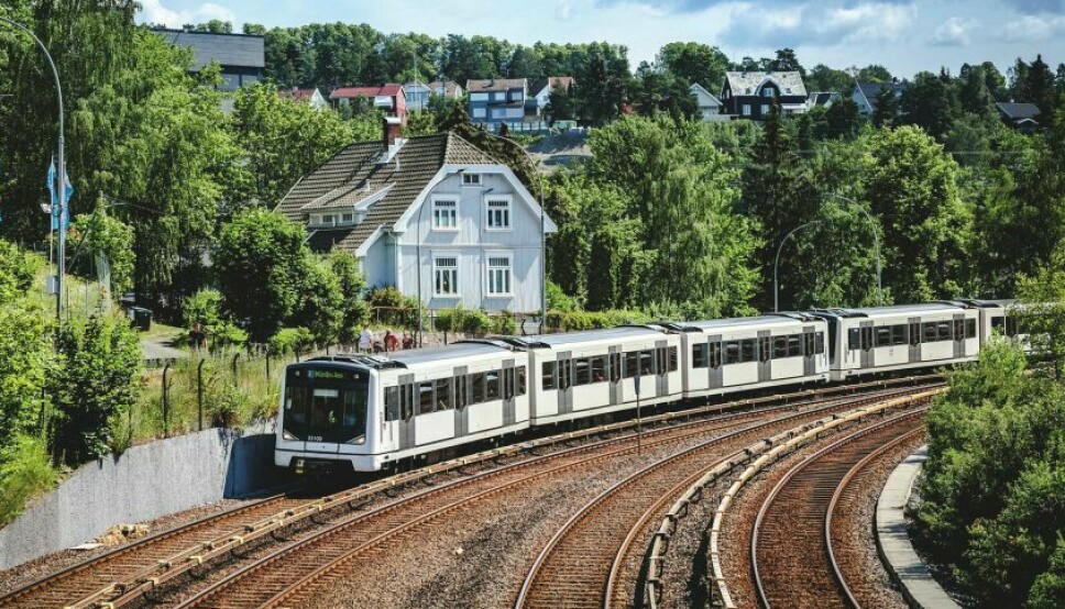 De gamle sporene på Østensjøbanen er allerede fjernet langs Østensjøveien. Den 9. oktober løftes Bryn bru bort for å erstattes av en ny og moderne t-banebru.