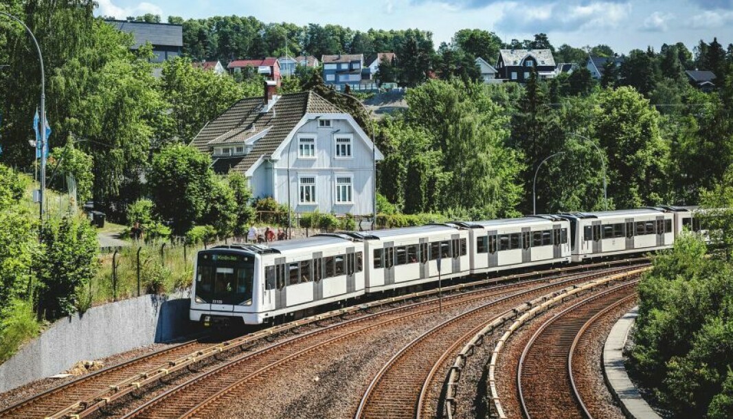 De gamle sporene på Østensjøbanen er allerede fjernet langs Østensjøveien. Den 9. oktober løftes Bryn bru bort for å erstattes av en ny og moderne t-banebru. De gamle sporene på Østensjøbanen er allerede fjernet langs Østensjøveien. Den 9. oktober løftes Bryn bru bort for å erstattes av en ny og moderne t-banebru.