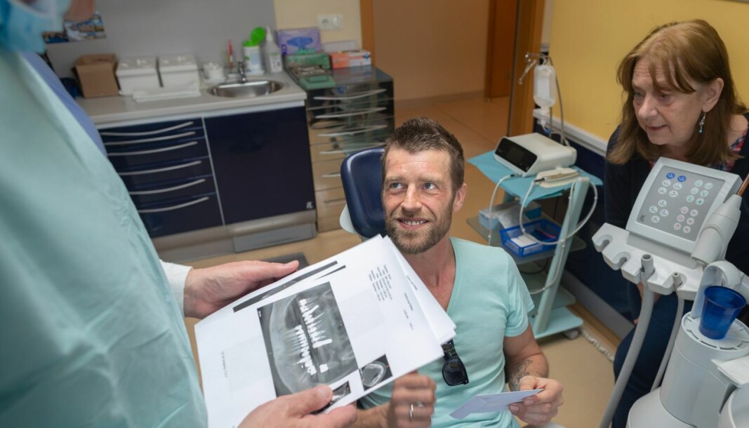 NYTT SMIL: Sindre Melås fra Tønsberg sparte flere hundre tusen på å legge tannlegebehandlingen til Budapest. I tillegg har nye tenner gjort godt for selvtilliten. NYTT SMIL: Sindre Melås fra Tønsberg sparte flere hundre tusen på å legge tannlegebehandlingen til Budapest. I tillegg har nye tenner gjort godt for selvtilliten.