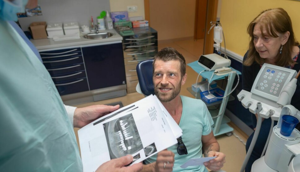 NYTT SMIL: Sindre Melås fra Tønsberg sparte flere hundre tusen på å legge tannlegebehandlingen til Budapest. I tillegg har nye tenner gjort godt for selvtilliten.