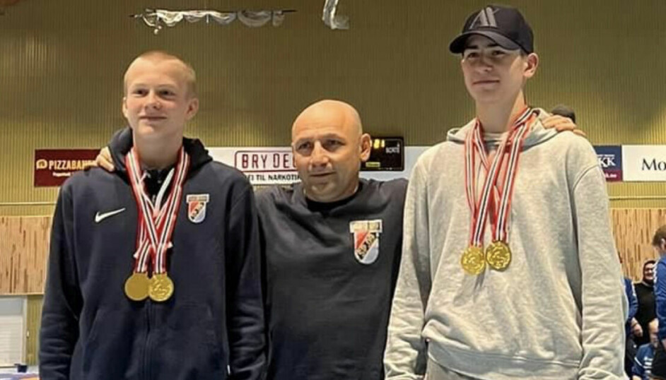 Mars Domajev (t.v) og Samirhan Arsanlijev vant begge to gullmedaljer under norgesmesterskapet i fristilbryting lørdag. Her gratuleres de av trener Byulent Behchet Kyamil.
