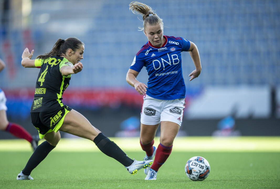 Branns Tuva Hansen forsøker å stanse VIF-spiller Olaug Tvedten under toppseriekamp på Intility arena. Nå vil sistnevntes klubb ha slutt på sluttspill i Toppserien. Branns Tuva Hansen forsøker å stanse VIF-spiller Olaug Tvedten under toppseriekamp på Intility arena. Nå vil sistnevntes klubb ha slutt på sluttspill i Toppserien.